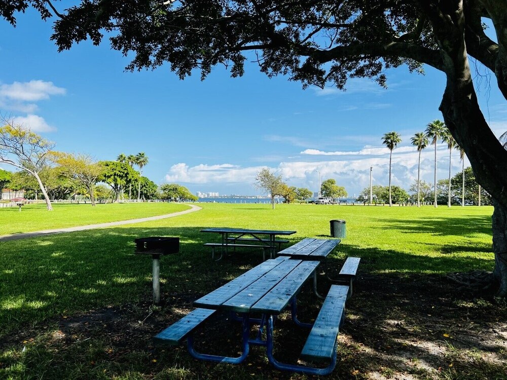 BRAND NEW TOP FLOOR IN THE HEART OF MIAMI / SUPER CLOSE TO BEST AREAS