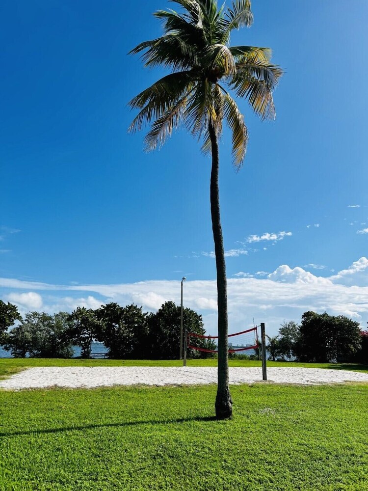 BRAND NEW TOP FLOOR IN THE HEART OF MIAMI / SUPER CLOSE TO BEST AREAS