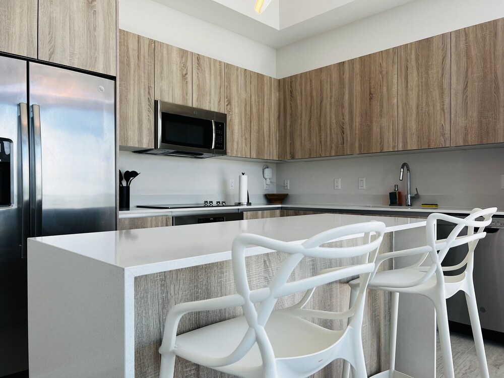 BRAND NEW TOP FLOOR IN THE HEART OF MIAMI / SUPER CLOSE TO BEST AREAS