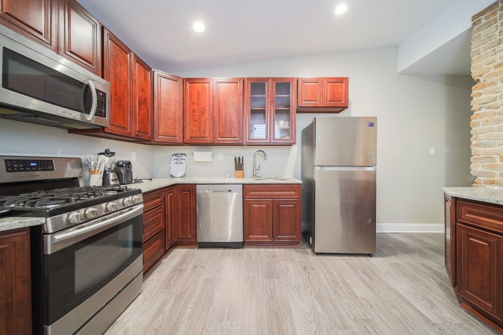 ★Luxury home★ Getaway near the Airport