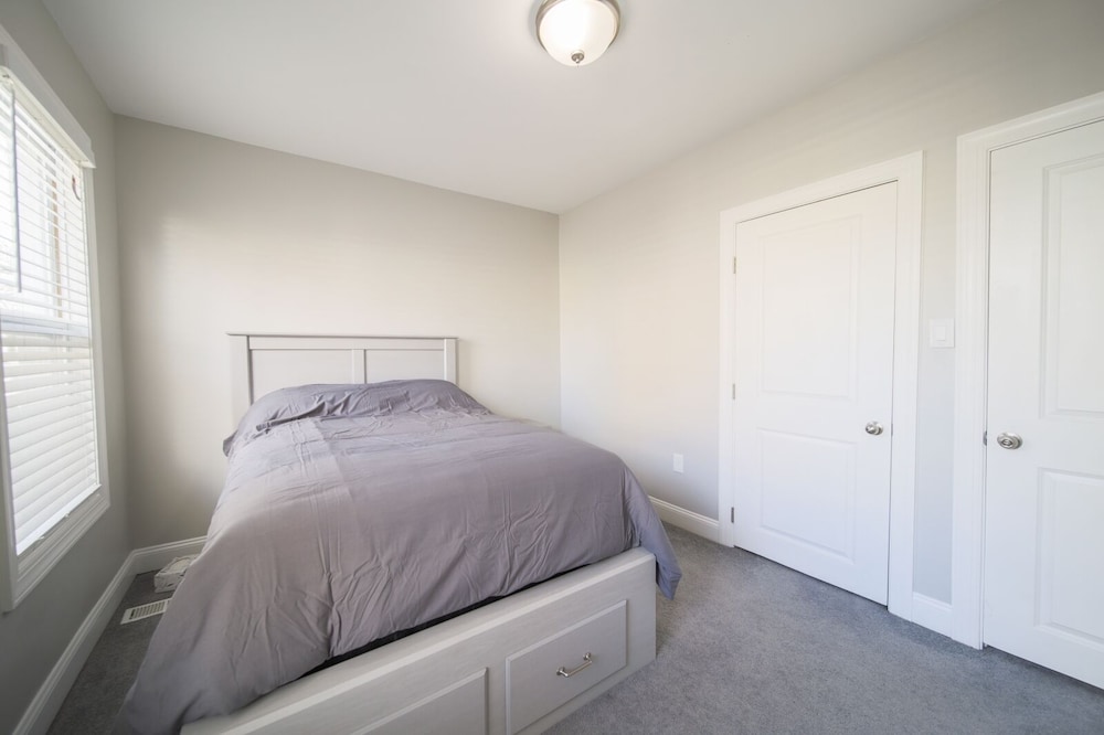 ★Luxury home★ Getaway near the Airport