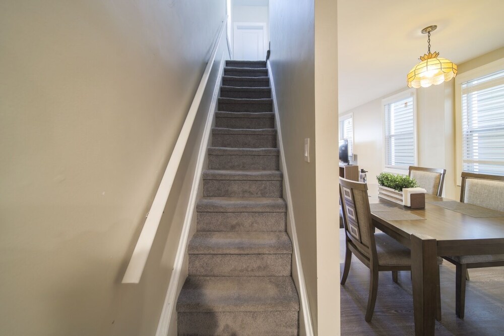 ★Luxury home★ Getaway near the Airport