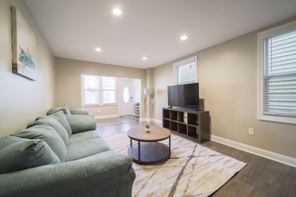 ★Luxury home★ Getaway near the Airport