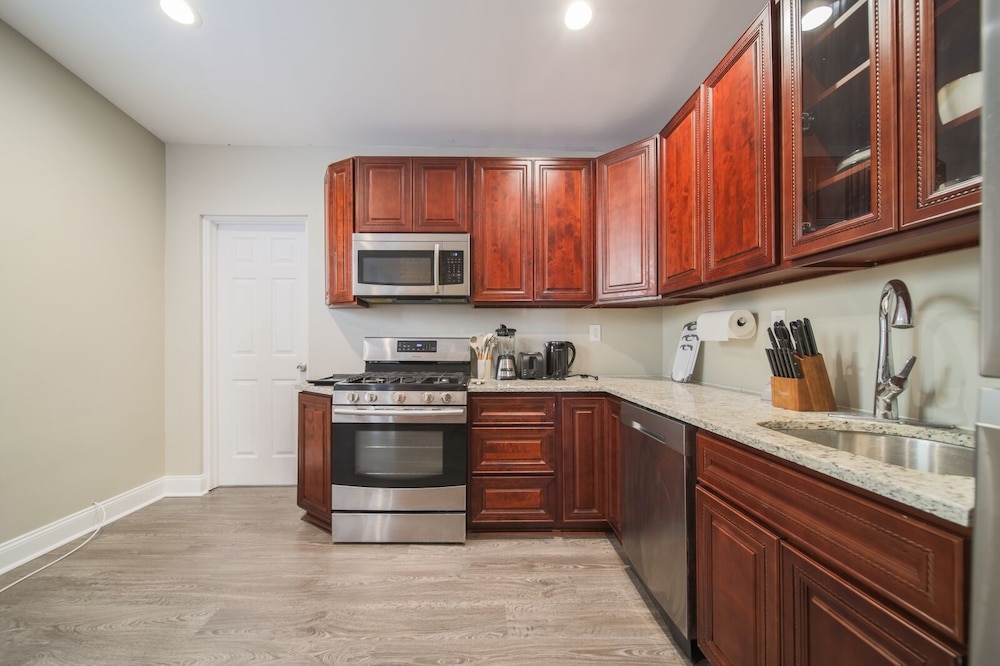 ★Luxury home★ Getaway near the Airport