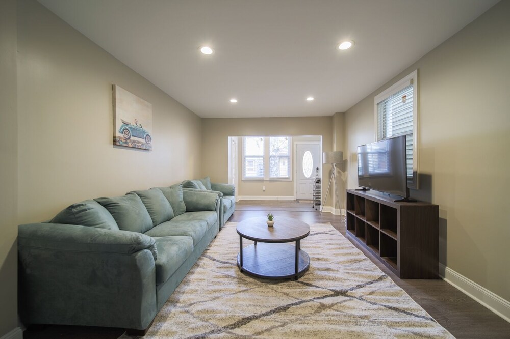 ★Luxury home★ Getaway near the Airport