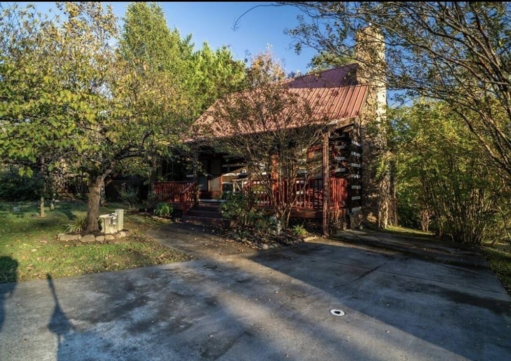 Adorable cabin with hot tub