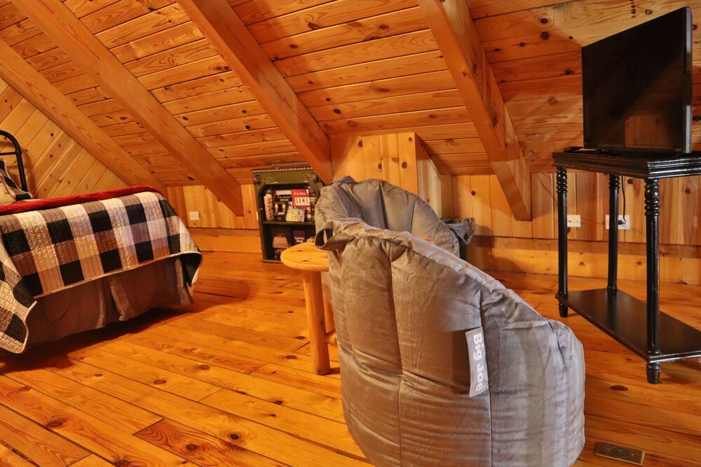 Adorable cabin with hot tub