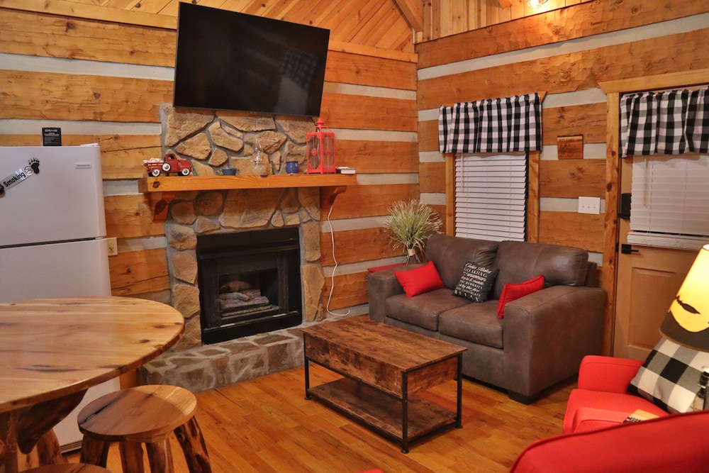 Adorable cabin with hot tub