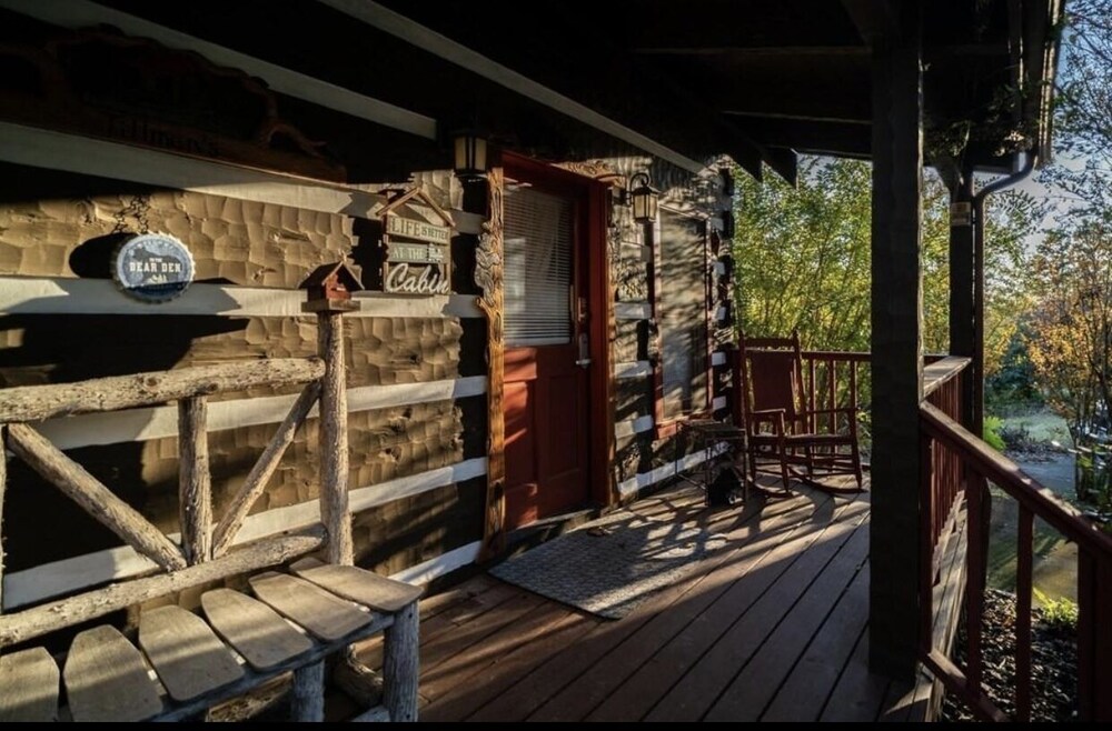 Adorable cabin with hot tub