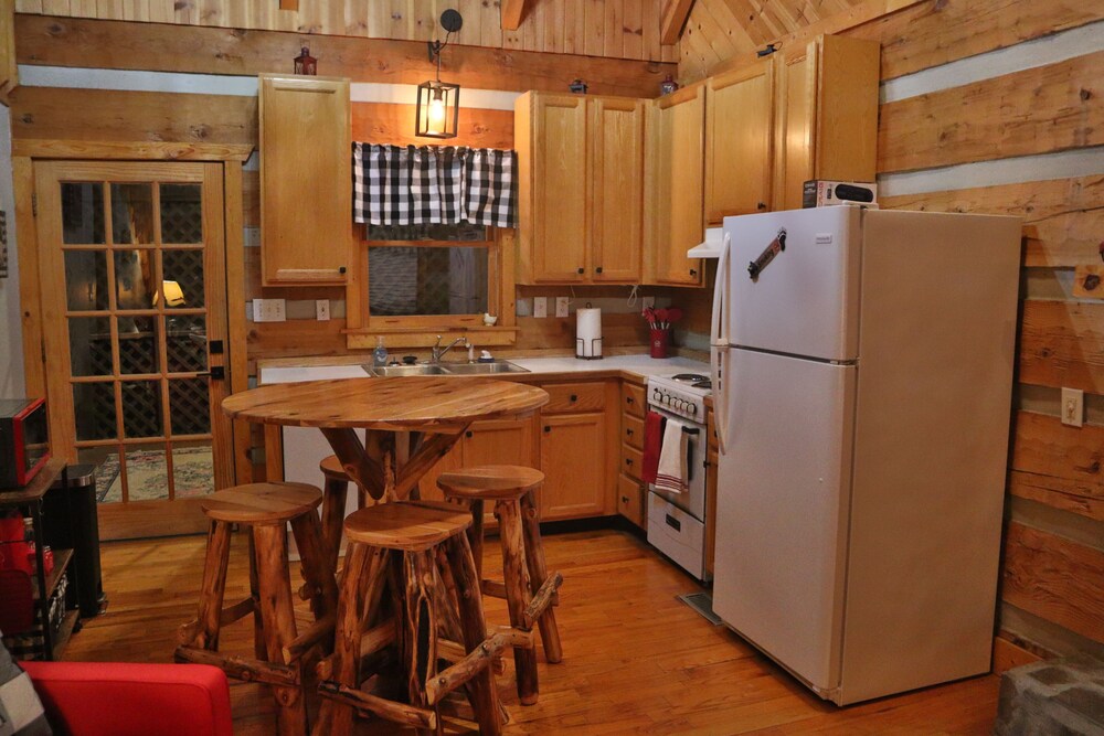 Adorable cabin with hot tub