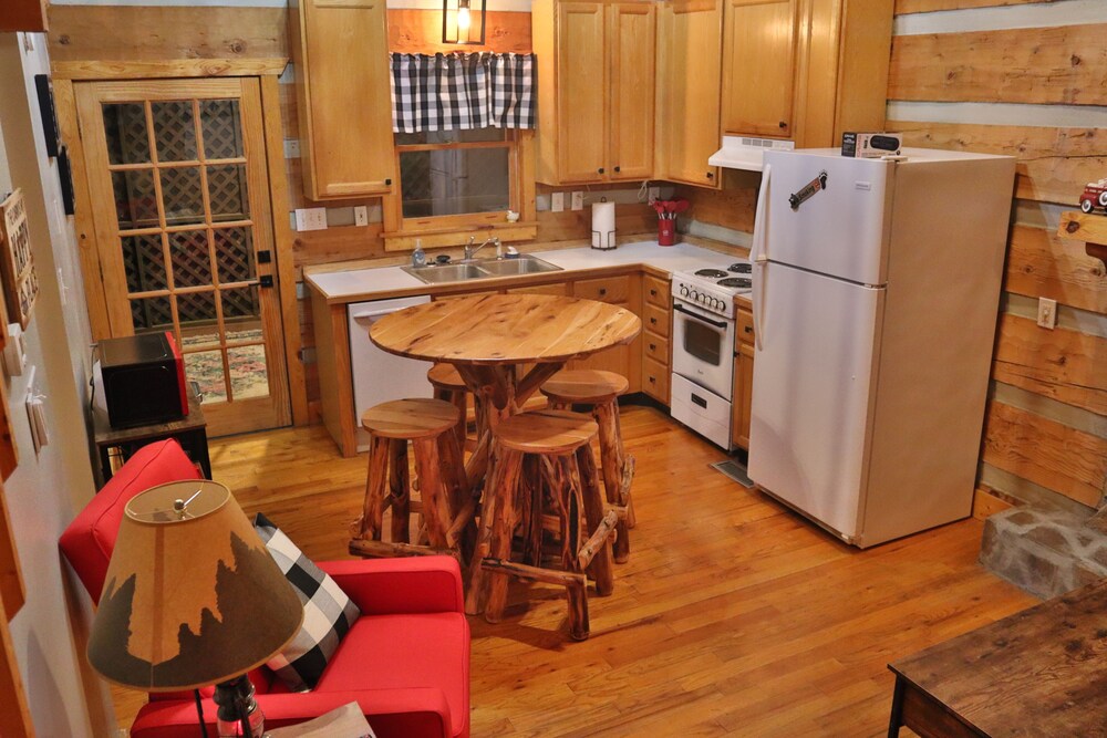 Adorable cabin with hot tub