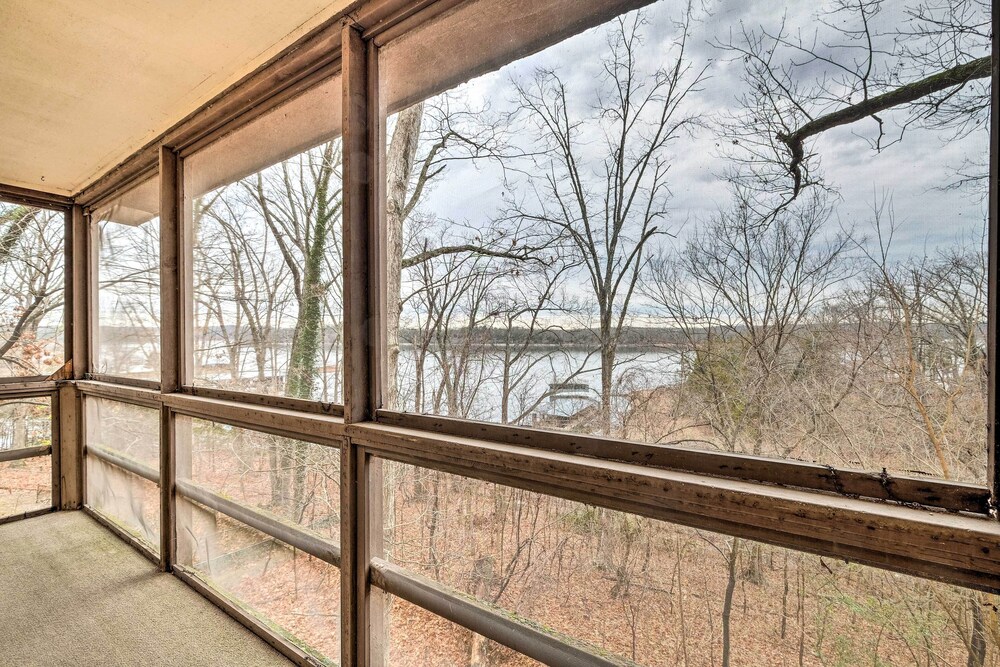 NEW! Peaceful Rogers Retreat w/ Beaver Lake Views!