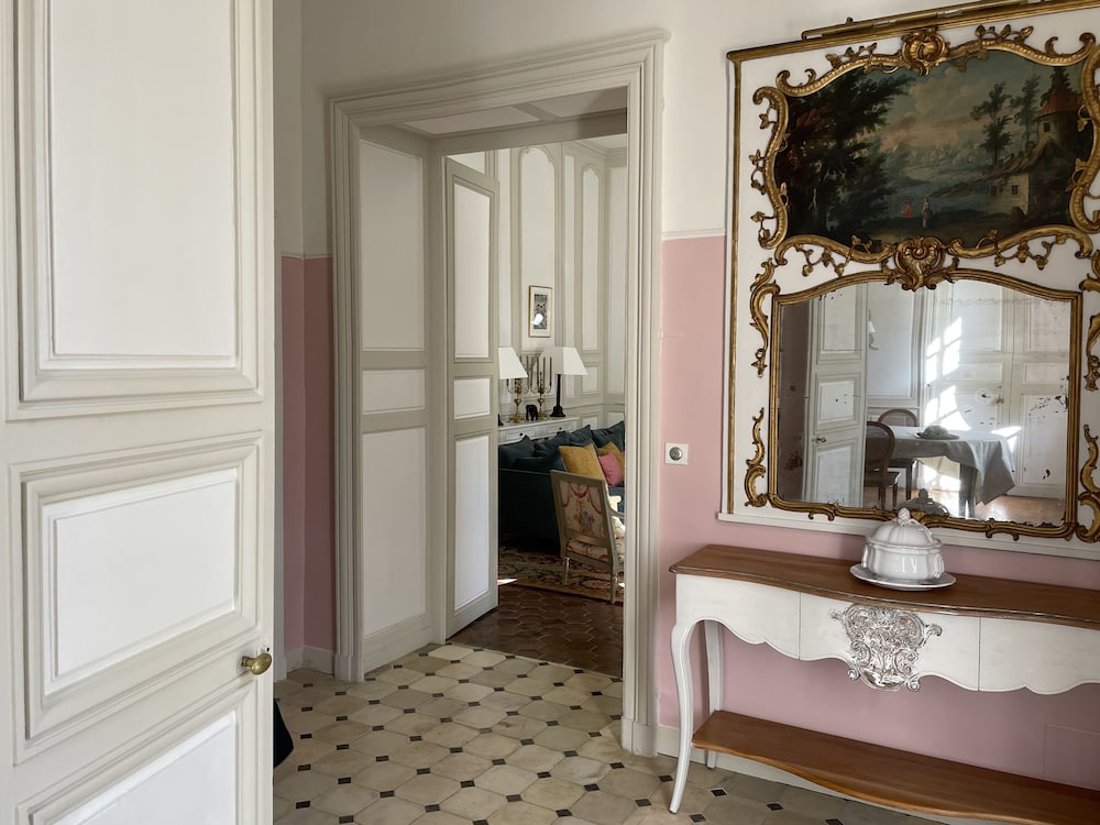 18th century castle SaintLuperce Vrbo