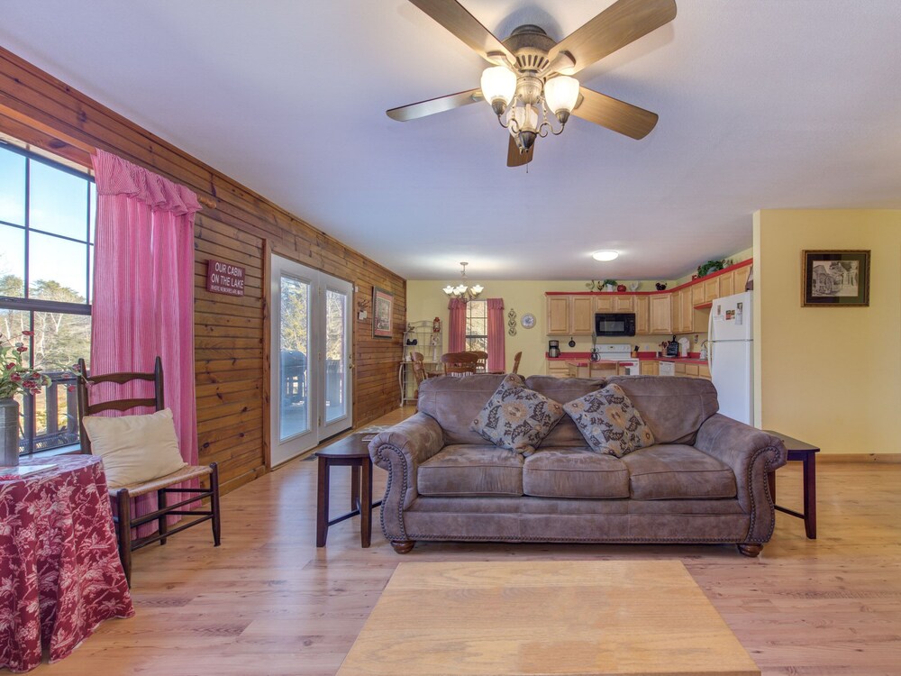 Country Oasis, 2 Bedrooms, On Lake, Pet Friendly, Sleeps 6