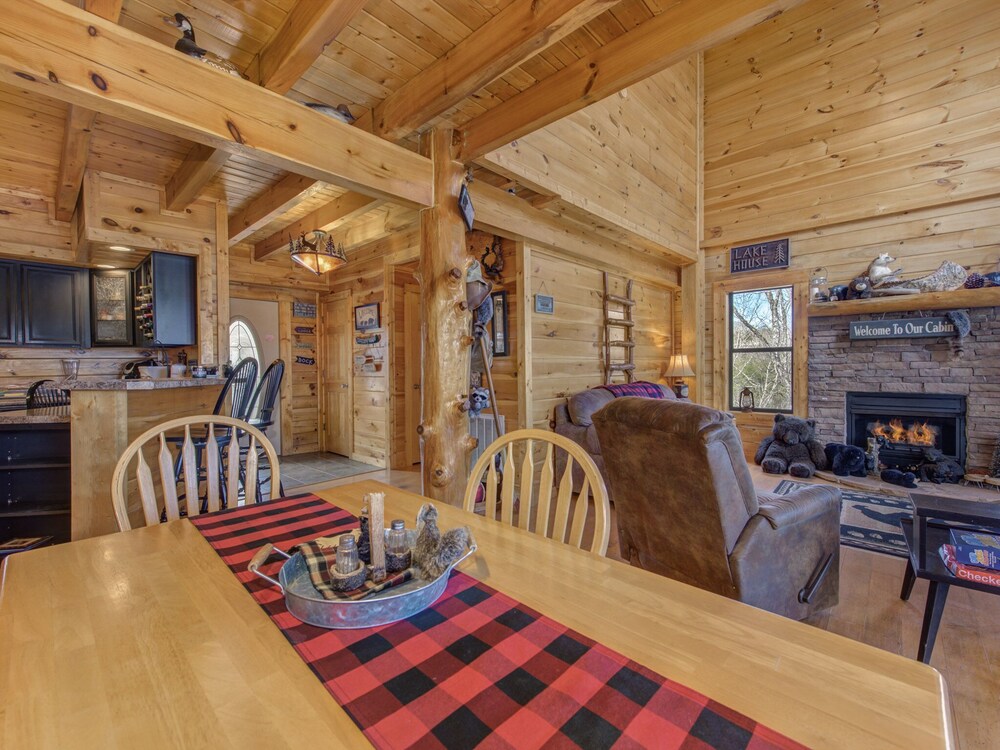Moonside Retreat, 3 Bedrooms, On the Lake, Private, Sleeps 14