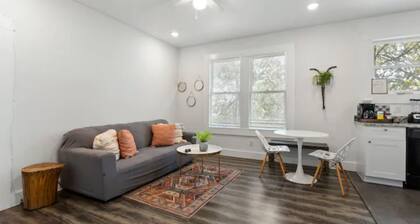Impressive Cozy Historic 2BR Apt Near Downtown