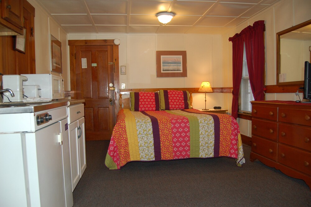 Lovely studio within lakefront lodge w/ fast WiFi, &