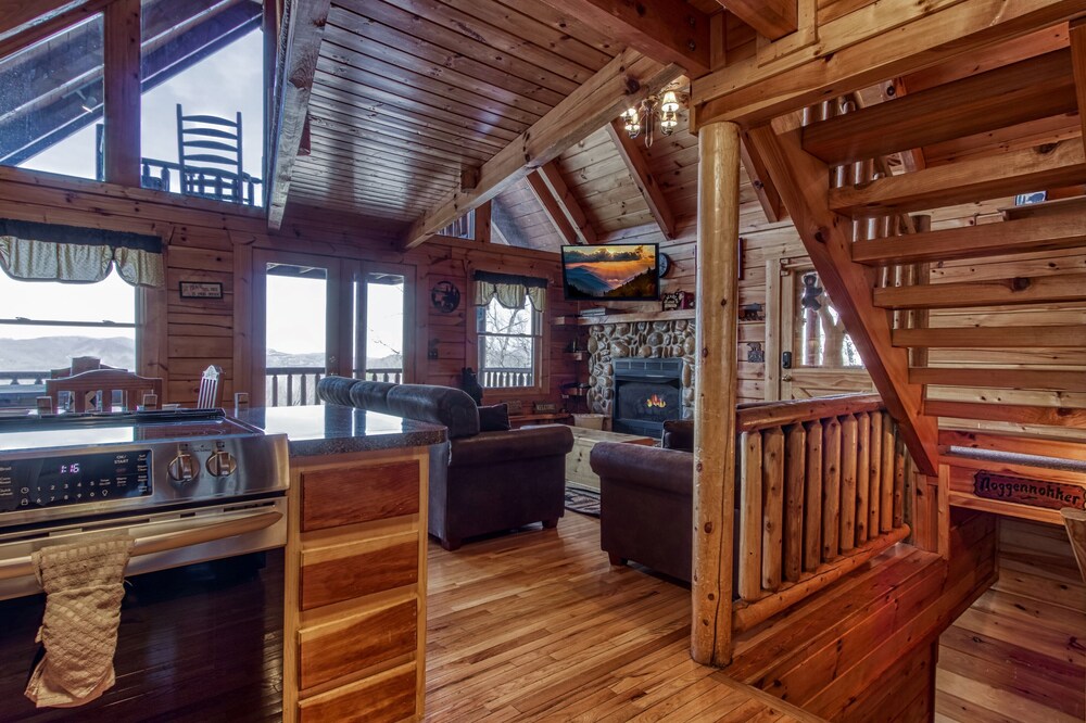 Tree Tops (New Listing) Mountain Views, Hot Tub, Pool Table!!!