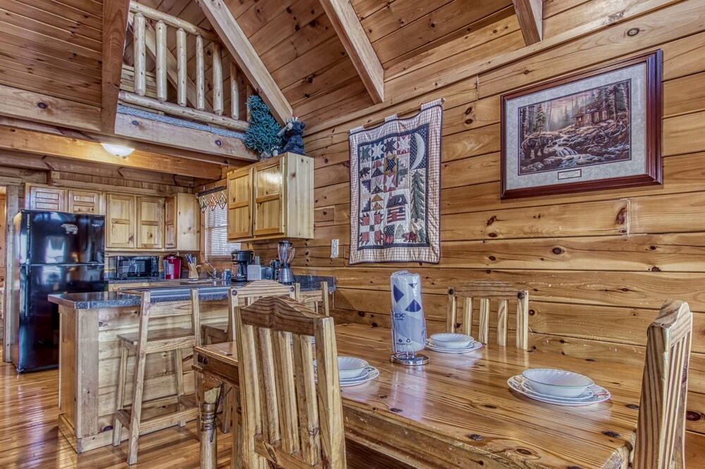 Tree Tops (New Listing) Mountain Views, Hot Tub, Pool Table!!!