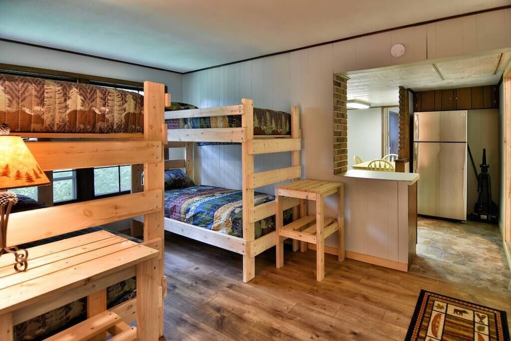 Trailhead LodgeDowntown Clam Lake*Snowmobile trail access* Clam Lake