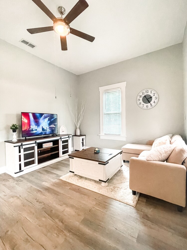 2607 N 18th St Tampa, FL 33605<br>The Farm House 3Bedroom Centrally