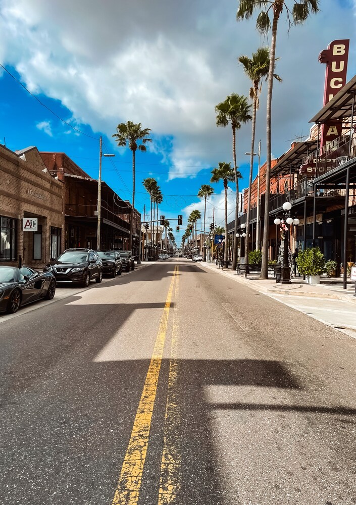 2607 N 18th St Tampa, FL 33605<br>The Farm House 3Bedroom Centrally