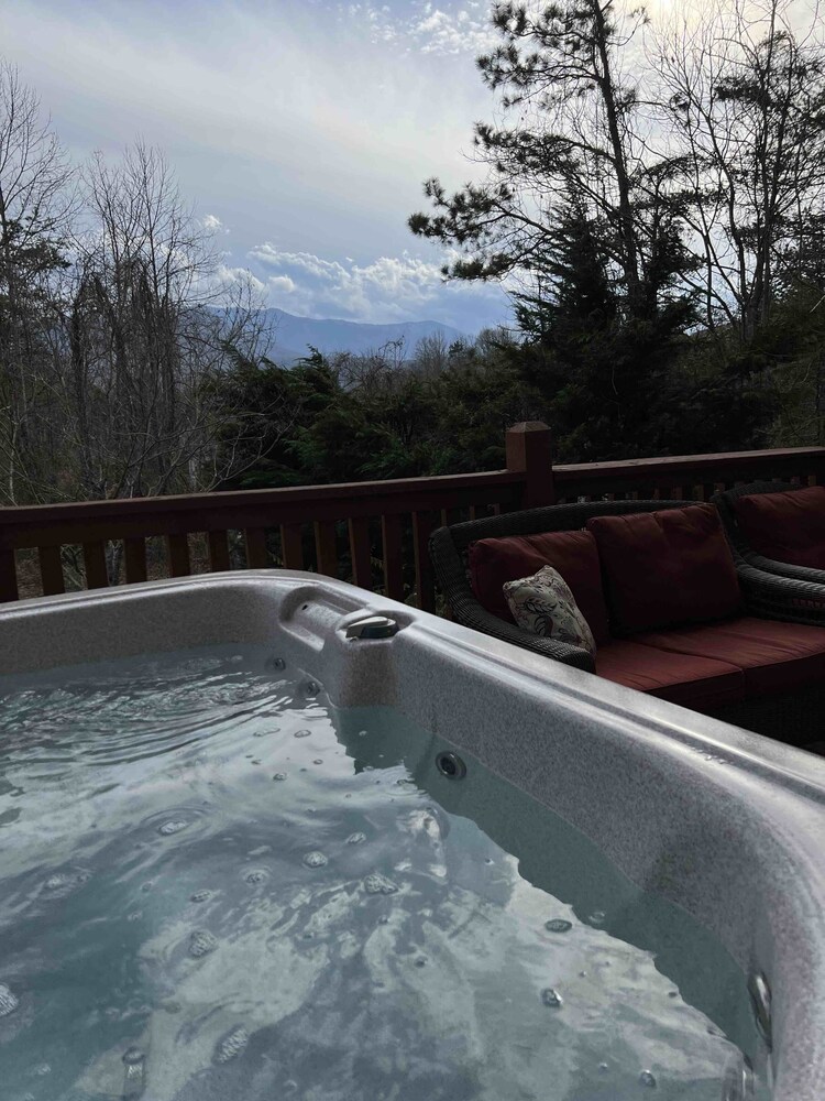 Rainbow's End: 4  BR, 4.5  BA Chalet in Gatlinburg, Sleeps 8