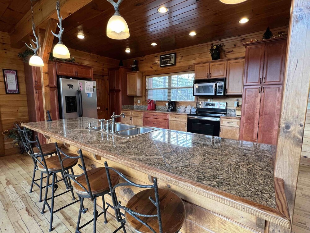 Rainbow's End: 4  BR, 4.5  BA Chalet in Gatlinburg, Sleeps 8