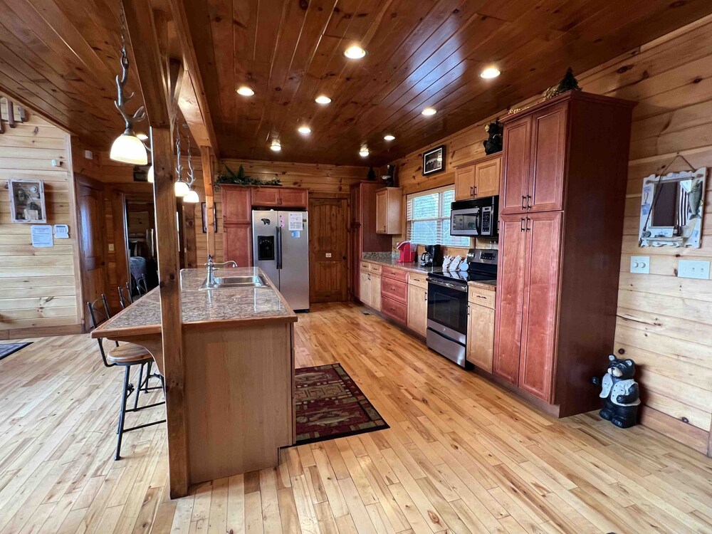 Rainbow's End: 4  BR, 4.5  BA Chalet in Gatlinburg, Sleeps 8