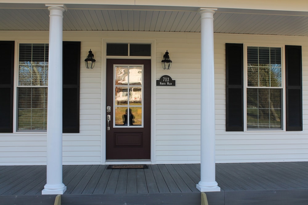 Old Glory - NEW LISTING / FULLY RENOVATED