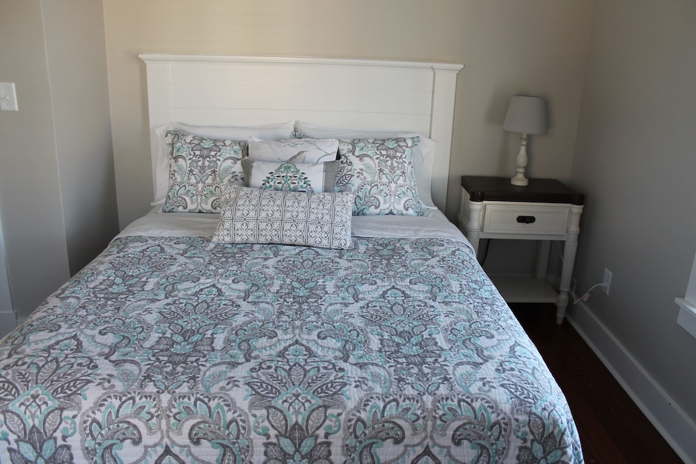 Old Glory - NEW LISTING / FULLY RENOVATED