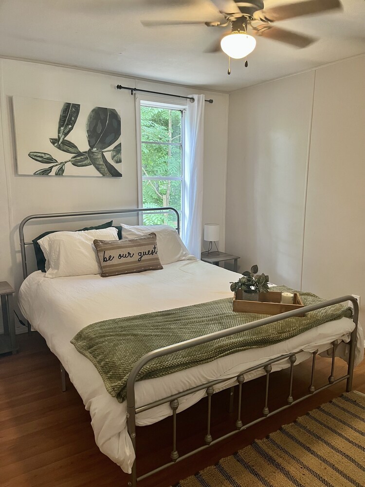 Pet friendly, private home with plenty of parking! Harriman Abritel