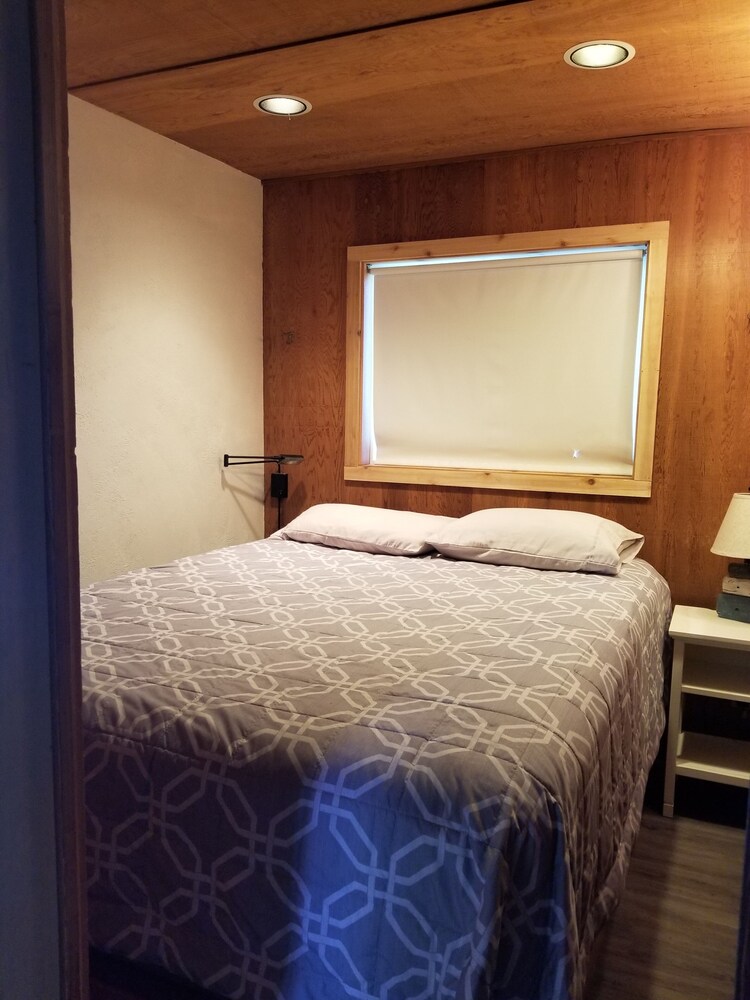 Beach cabin with stunning ocean views. Just moments to beach access