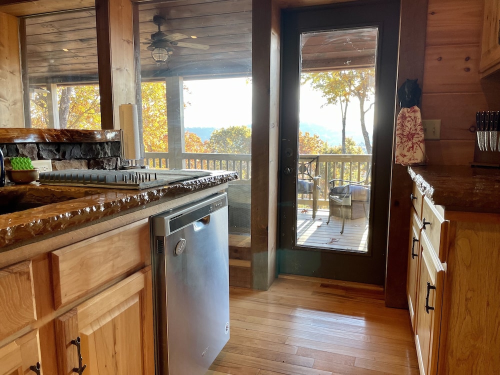 Hestia - Custom mountain home w/ big views, 5 fireplaces, ping pong, and hot tub