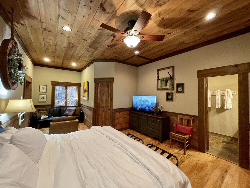 Hestia - Custom mountain home w/ big views, 5 fireplaces, ping pong, and hot tub