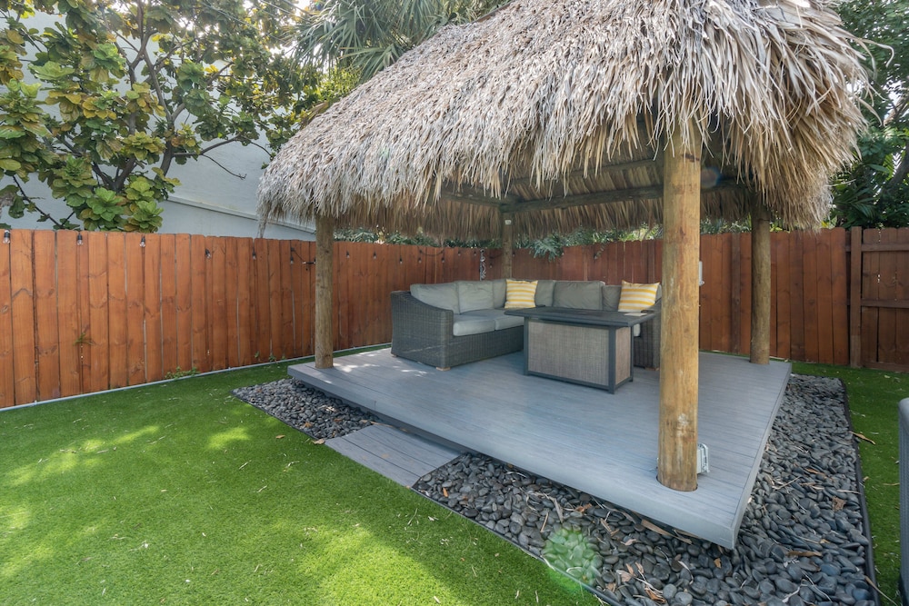 NEW Modern private home w/ Tiki Hut