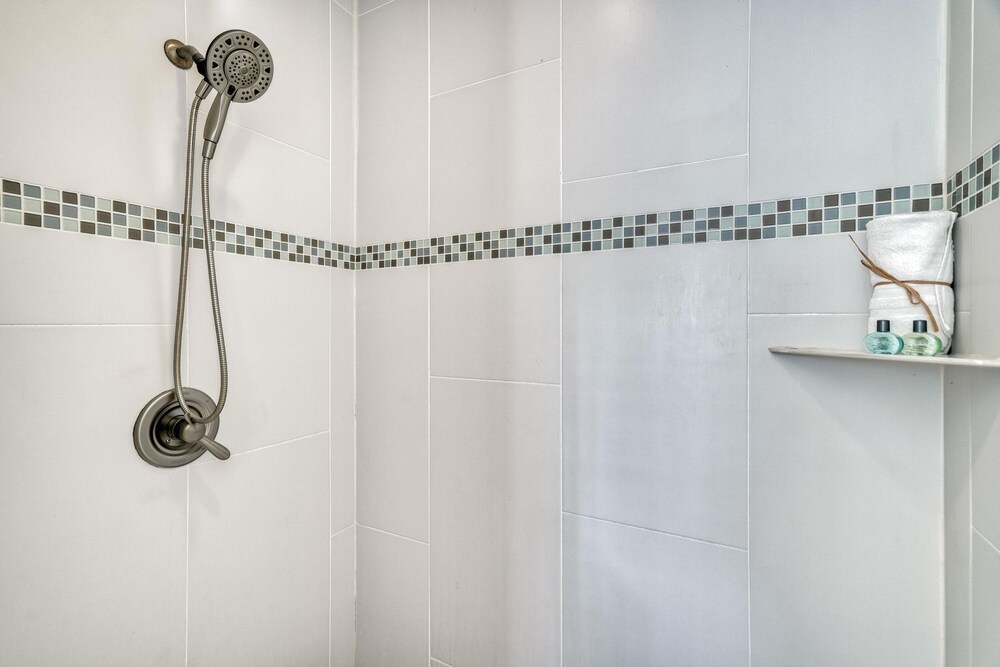 Beach Hideaway 30A (sleeps 12), short walk beach (5 mins), shops, restaurants