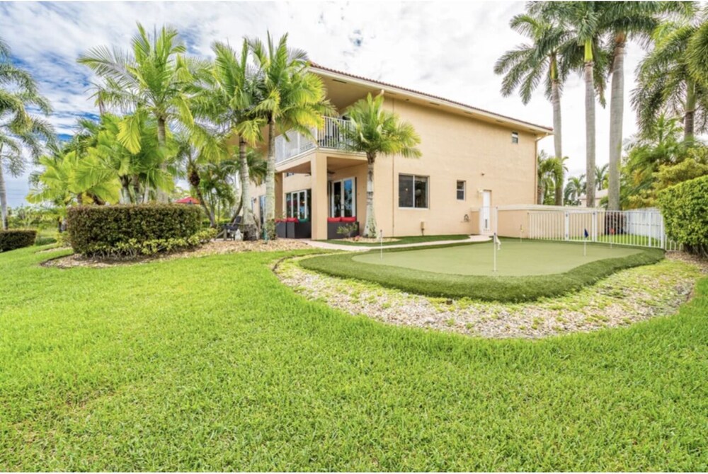 Villa with jacuzzi/ heated pool &spa/lake/putting green/ 