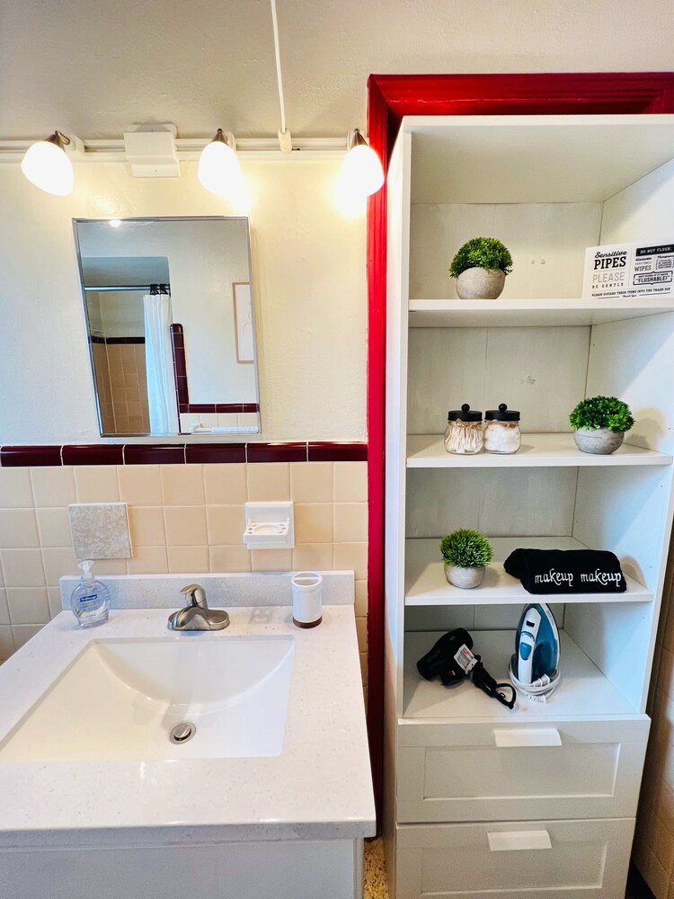 Charming Modern Beach/Farm Style Home| King Beds