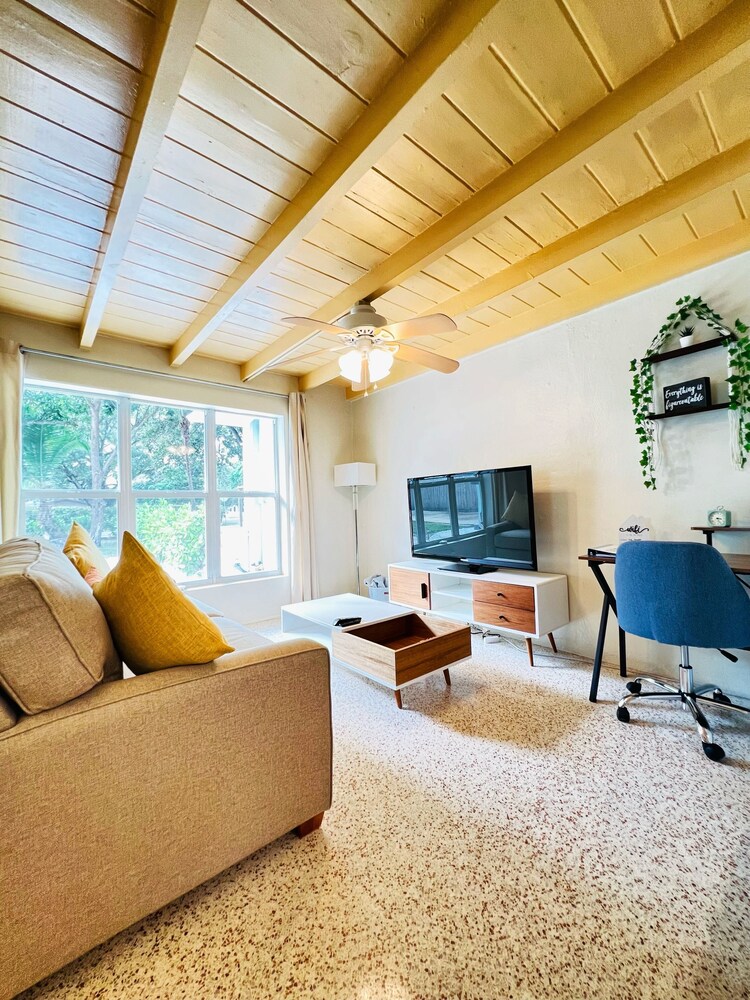 Charming Modern Beach/Farm Style Home| King Beds