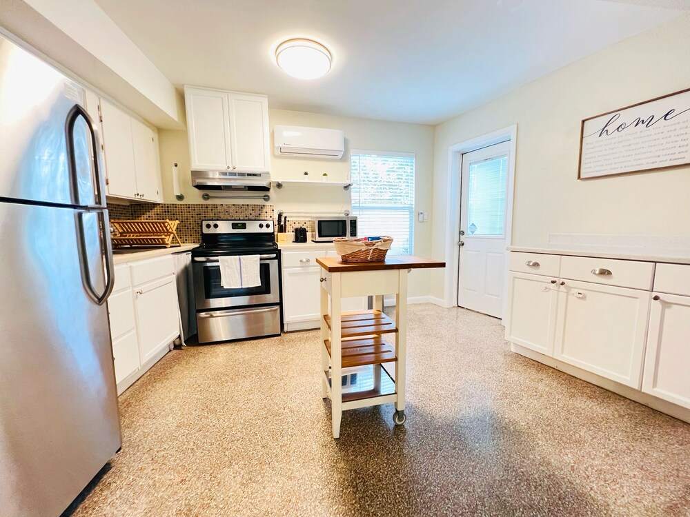 Charming Modern Beach/Farm Style Home| King Beds