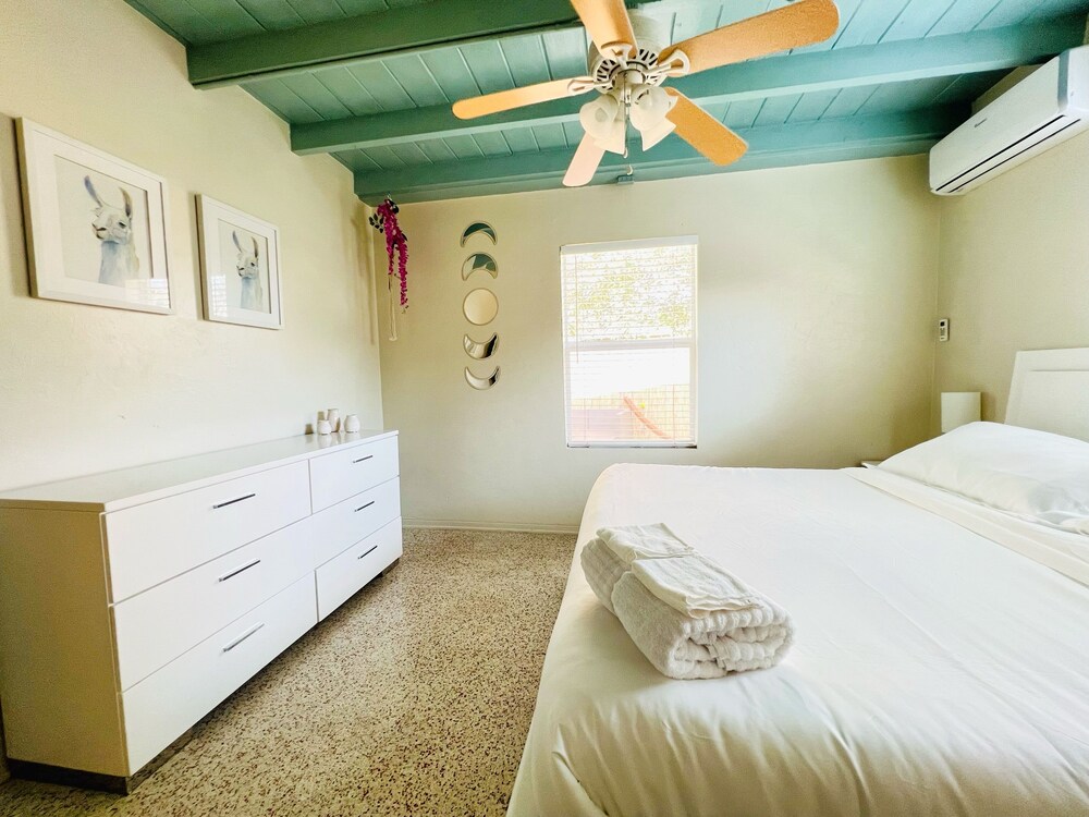 Charming Modern Beach/Farm Style Home| King Beds