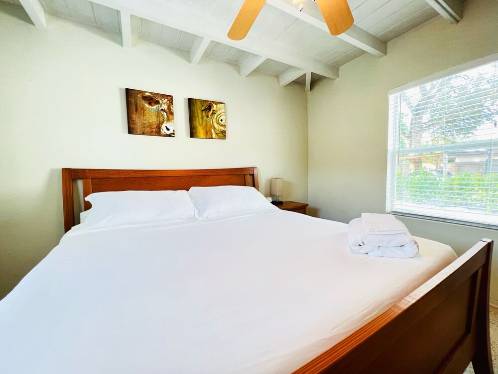 Charming Modern Beach/Farm Style Home| King Beds