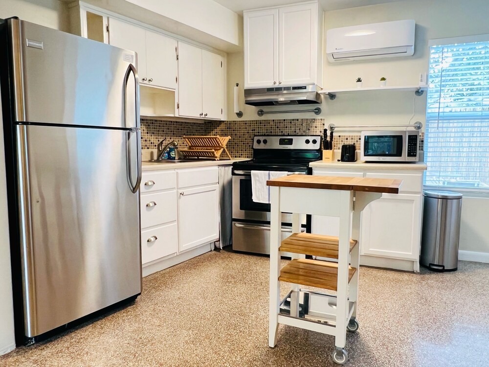 Charming Modern Beach/Farm Style Home| King Beds