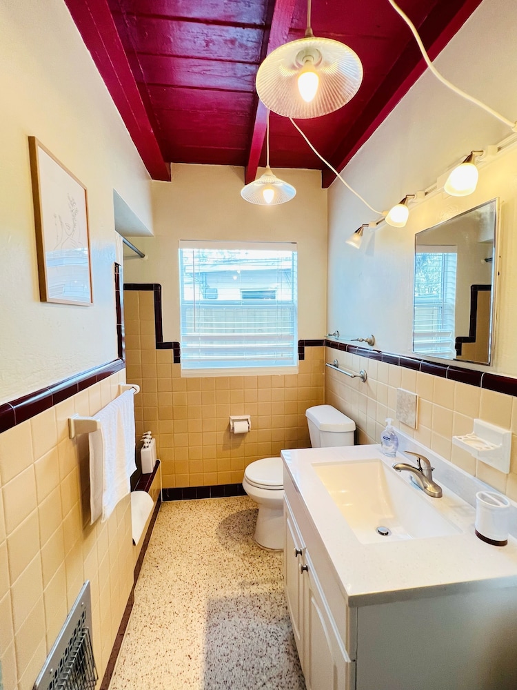 Charming Modern Beach/Farm Style Home| King Beds