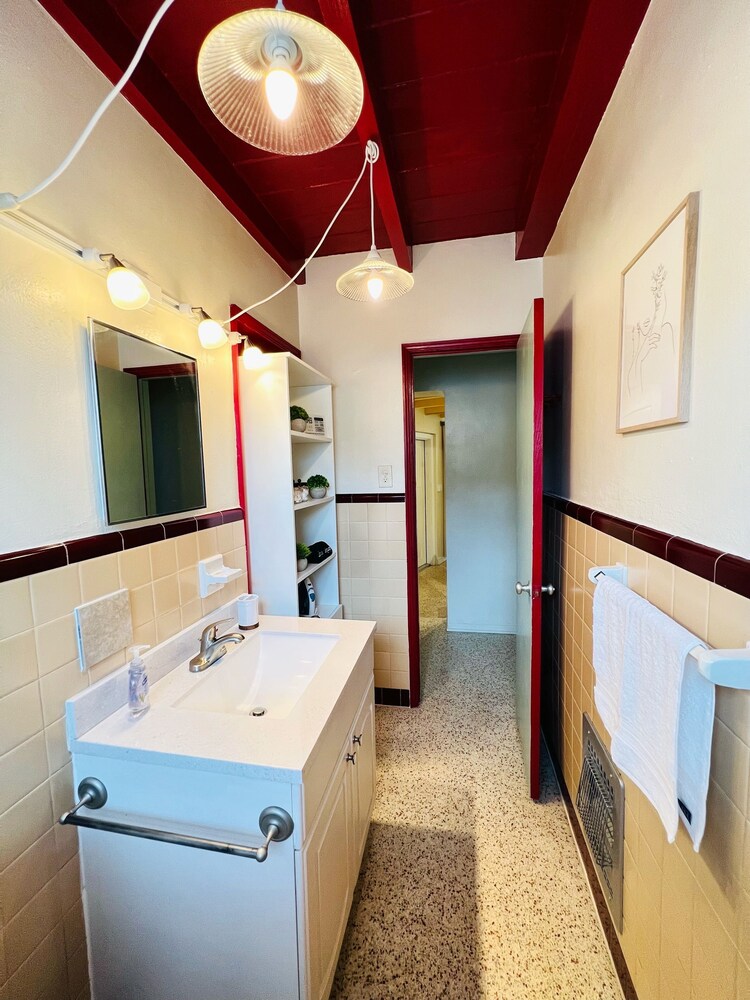 Charming Modern Beach/Farm Style Home| King Beds