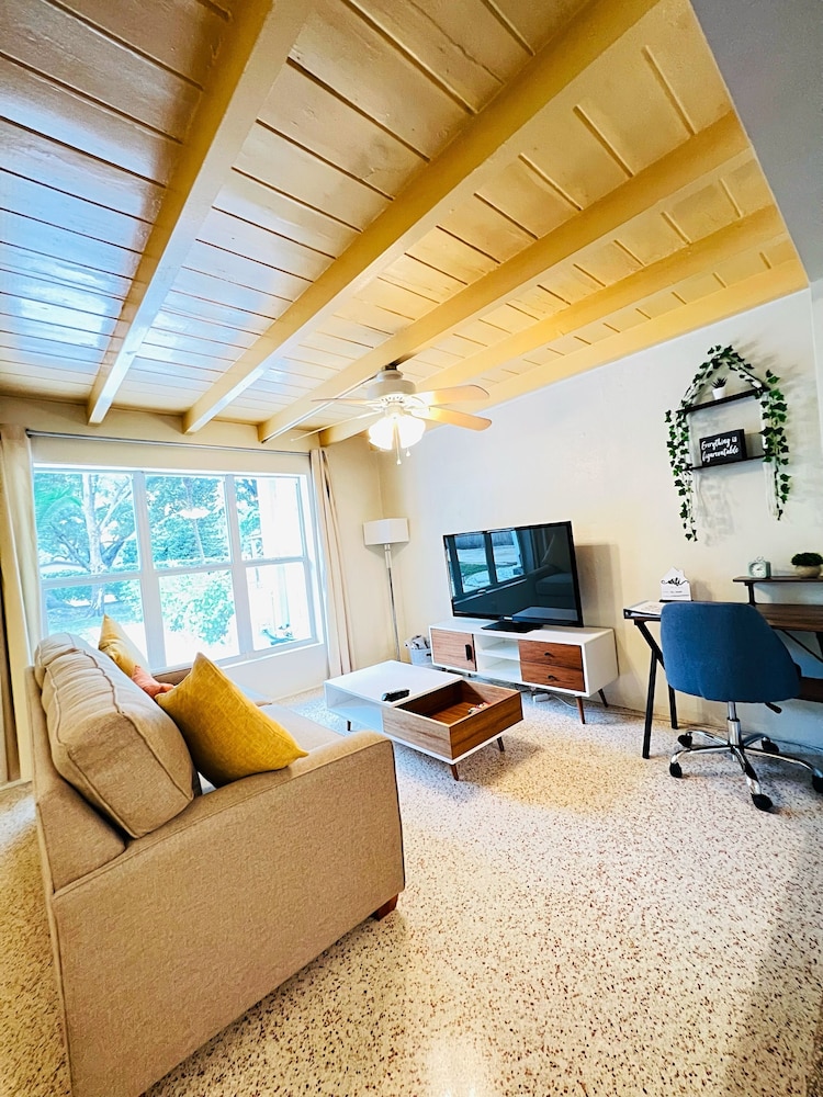 Charming Modern Beach/Farm Style Home| King Beds