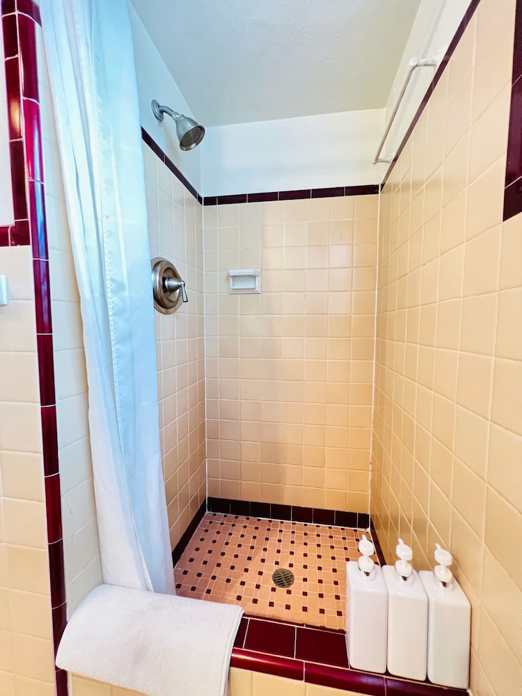 Charming Modern Beach/Farm Style Home| King Beds