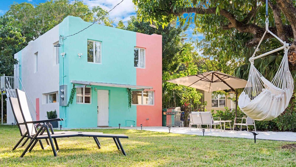 Urban Paradise in Wynwood 🌴 2 Bedrooms + Huge Yard (Near Midtown, Edgewater, Des