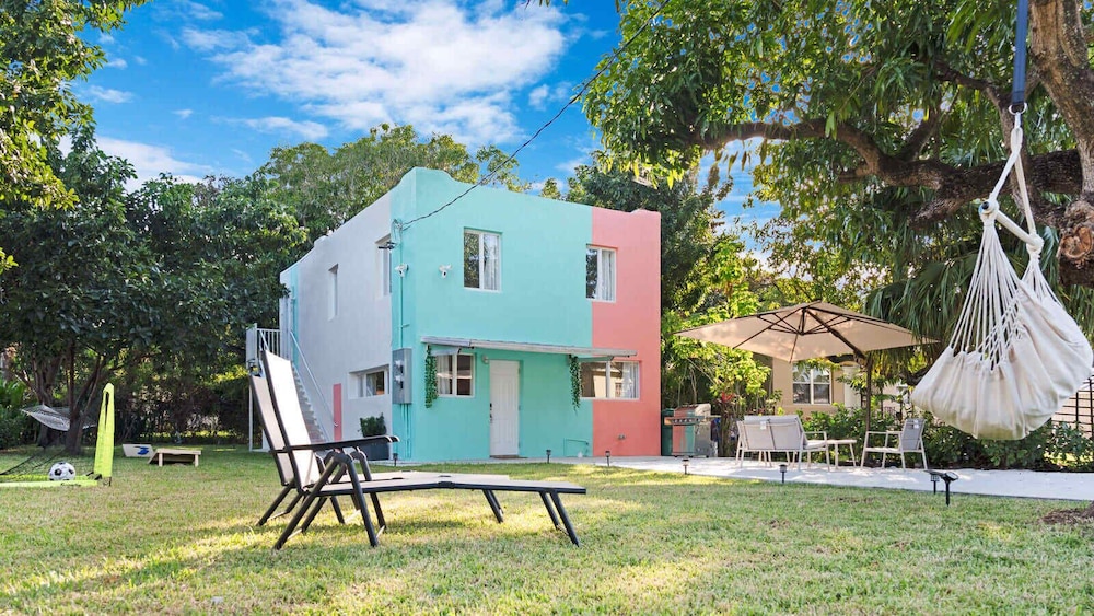 Urban Paradise in Wynwood 🌴 2 Bedrooms + Huge Yard (Near Midtown, Edgewater, Des